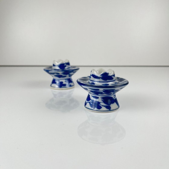 Image 1 of Set di 2 candelieri in porcellana blu e bianca, XX secolo.