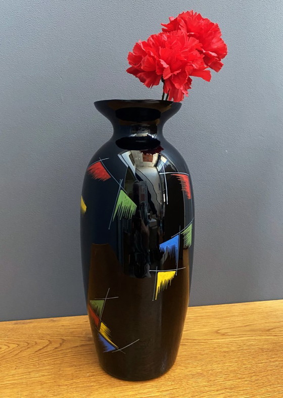 Image 1 of Zwarte glazen vaas met rode, groene, blauwe en gele details, jaren 60