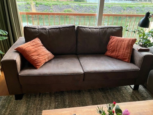 In affitto (a partire da luglio circa): bellissimo divano a 3 posti in micropelle marrone (stile industriale)