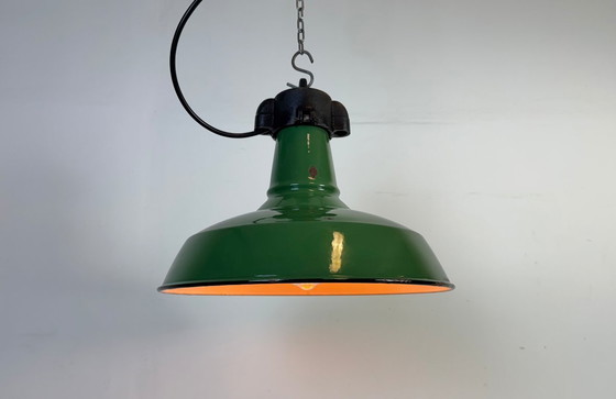 Image 1 of Industriële groene emaille fabriekshanglamp, jaren 60