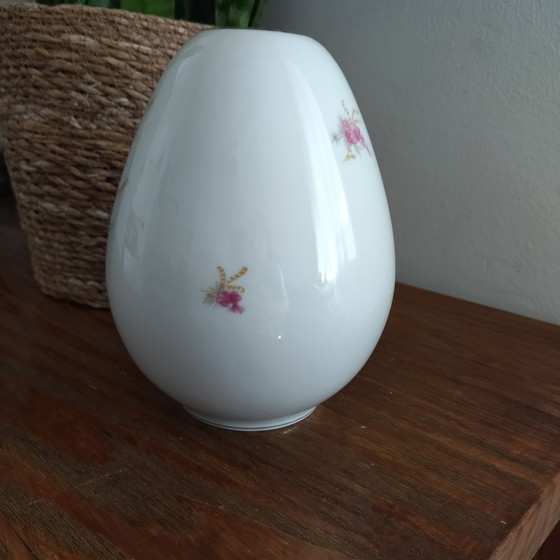 Image 1 of Vaso a uovo in porcellana.