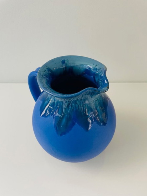 Image 1 of Pichet en céramique bleu cobalt à glaçure expressive