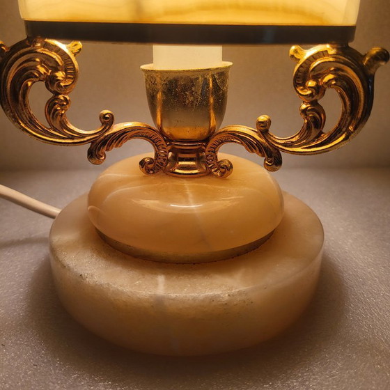 Image 1 of Lampe à poser en albâtre et laiton 