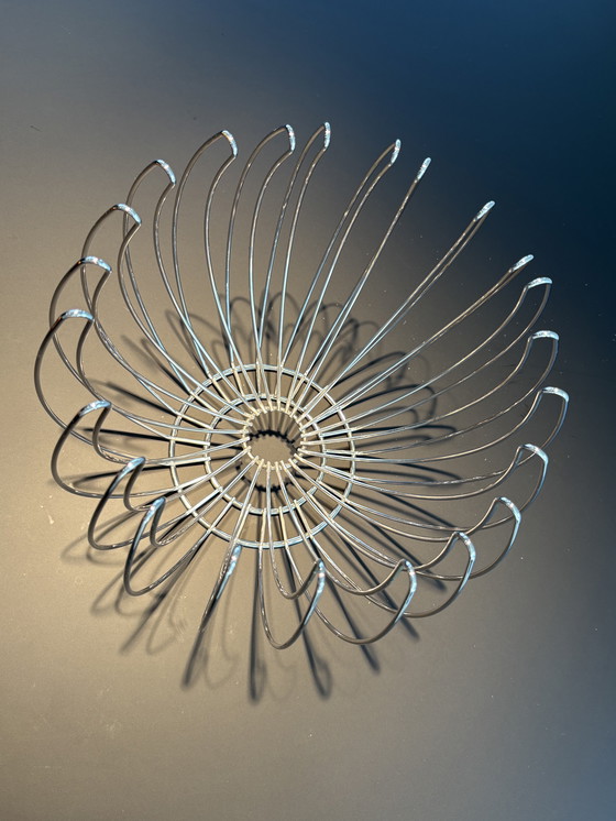 Image 1 of Cesta de fruta de diseño fabricada en acero inoxidable.