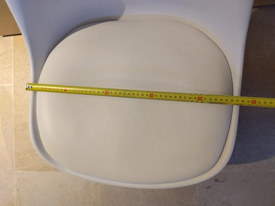 Image 1 of 6 repliche di sedie a secchiello Eames con base in metallo bianco