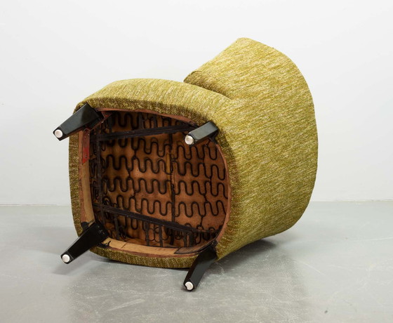 Image 1 of Fauteuil club de style hollandais avec tapisserie en laine moutarde et pieds en chêne massif. Pays-Bas, années 1950.