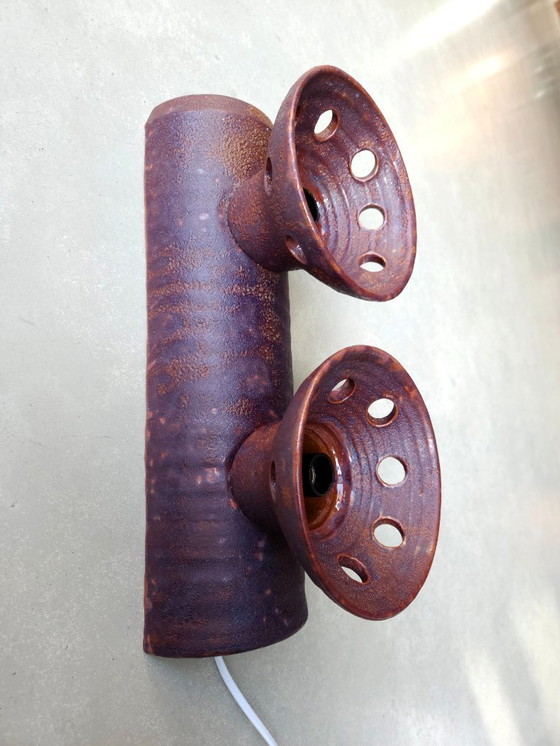 Image 1 of Bijzondere bruin-aubergine kleurige keramieken aardewerken vintage wandlamp, west germany fat lava stijl.