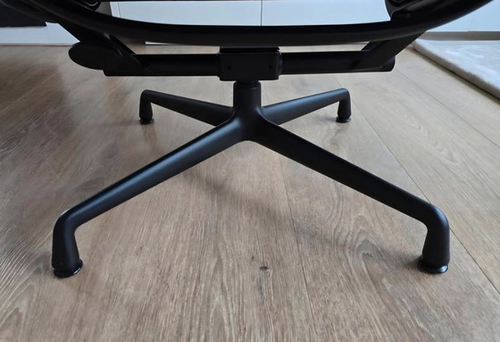 Image 1 of Fauteuil lounge Vitra Eames EA124 + repose-pieds EA125