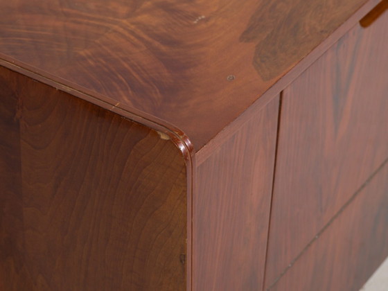 Credenza con vetrina Mid-Century impiallacciata in noce con gambe affusolate – Cecoslovacchia, circa 1960 (photo 17 of 39)