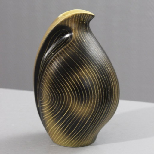 Saint Clément, Francia - Jarra de cerámica, circa 1950, forma irregular, estriada en amarillo y negro.