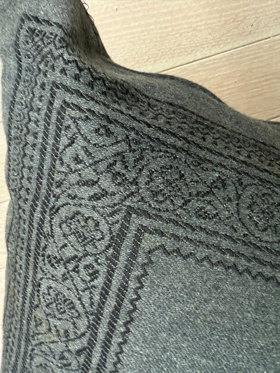 Image 1 of Großes graues Bodenkissen mit schwarzem Paisley-Rand