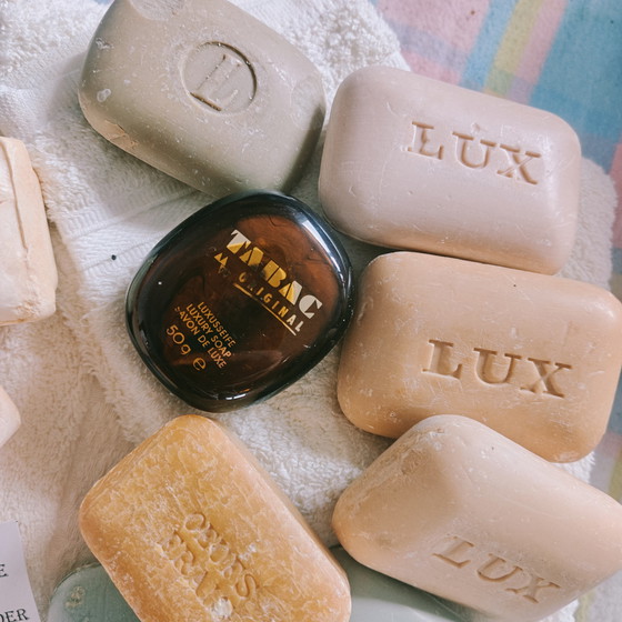 Image 1 of Collection sélectionnée : Savons vintage « invendus » - Design et histoire (y compris tabac)