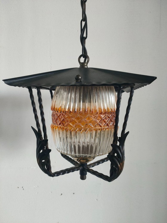 Image 1 of Lampada a sospensione a lanterna con vetro scanalato bianco ambrato.