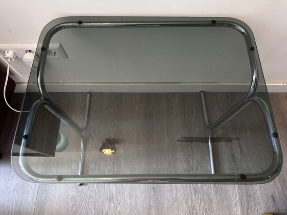 Image 1 of Mesa auxiliar estilo Bauhaus con cristal ahumado