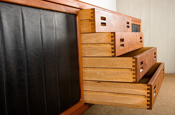 Image 1 of Enfilade danese extra lunga in teak, quercia e skai, 280 cm, di Arne Hovmand-Olsen 1960.