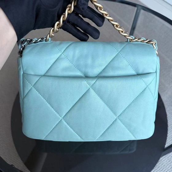 Image 1 of Chanel Small 19 Tas C19 Gewatteerd geitenleer Tiffany Blue Tweekleurig Gouden Hardware Serie 29