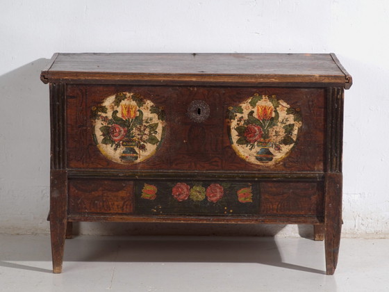 Antiguo arcón nupcial policromado de pino de Europa Central con cartelas florales – Tirol, c. 1890 (photo 34 of 40)