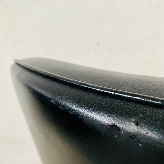 Image 1 of Elegantes Set aus zwei schwarzen Skai-Ledersesseln im Mid-Century-Stil mit Teakholzrahmen | 1960er Jahre