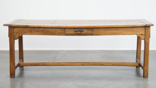 Gran mesa de comedor antigua de una casa de campo francesa, hecha de madera frutal de finales del siglo XVIII, con hermosos y or