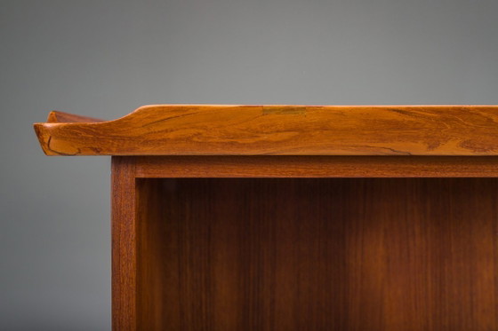Image 1 of Freistehender dänischer Teak-Schreibtisch aus der Mitte des 20. Jahrhunderts mit erhöhter Kante, 1960er Jahre