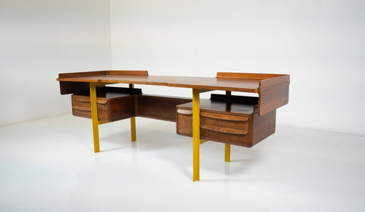 Scrivania italiana in legno di noce e metallo, metà secolo moderno, Italia, 1960