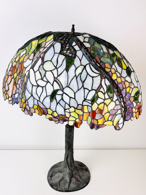 Image 1 of Lámpara de mesa Tiffany extragrande con base de tronco de árbol y pantalla floral.