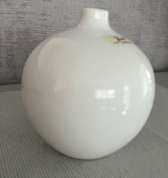 Image 1 of Round white vase by Bob, Special Interior Accessories