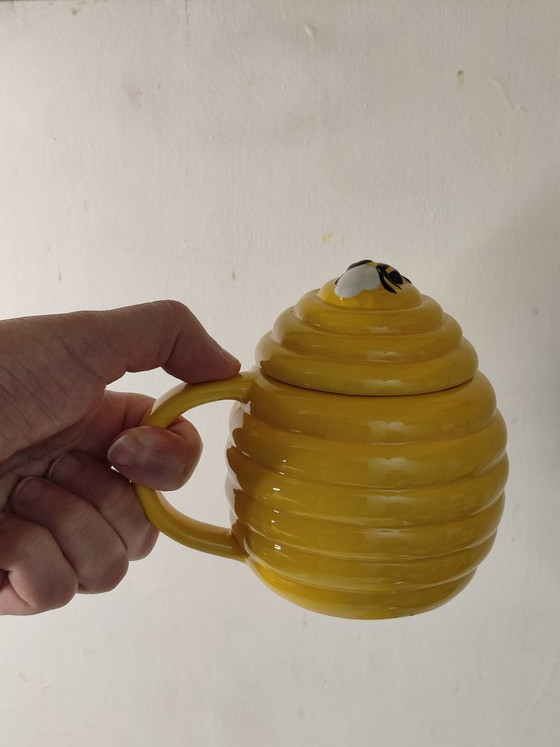 Image 1 of 4 "beehive" cups with lids + 1 "beehive" sugar bowl