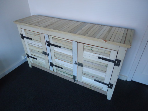 1x groot dressoir van sloophout, beige met accentkleuren