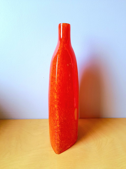 Vase mouchetté orange et jaune. 