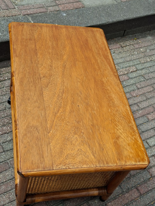 Vintage Serviertisch mit Webring und Manou.