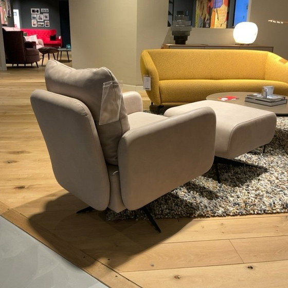 Image 1 of Poltrona Kalmar con pouf a marchio privato