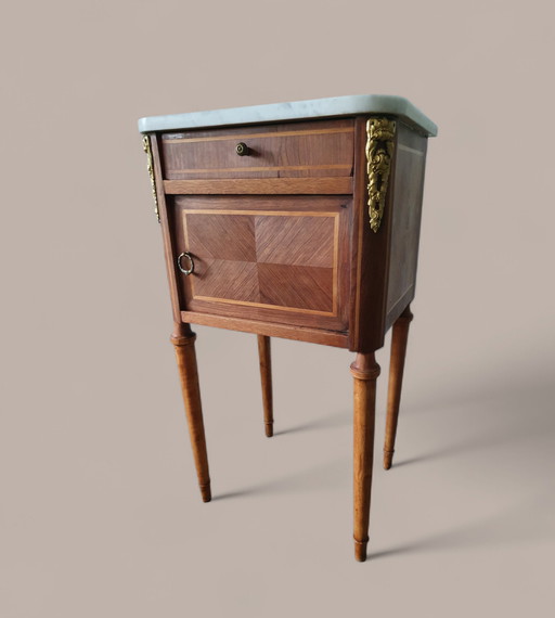 Bijzettafel in Louis XVI-stijl met marqueterie - Marmeren blad en verguld bronzen decoraties