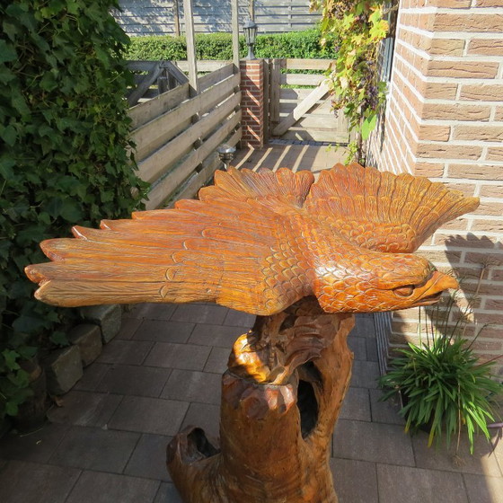 Image 1 of Magnifique grand oiseau de proie en bois massif sur un tronc d'arbre