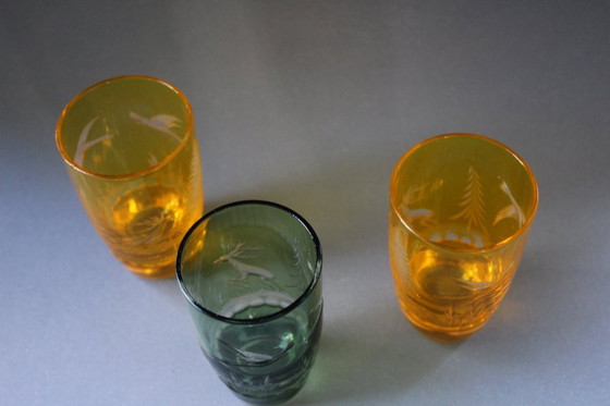 Image 1 of 3 alte antike farbige kleine Wassergläser mit geschliffenen/geätzten Waldmotiven