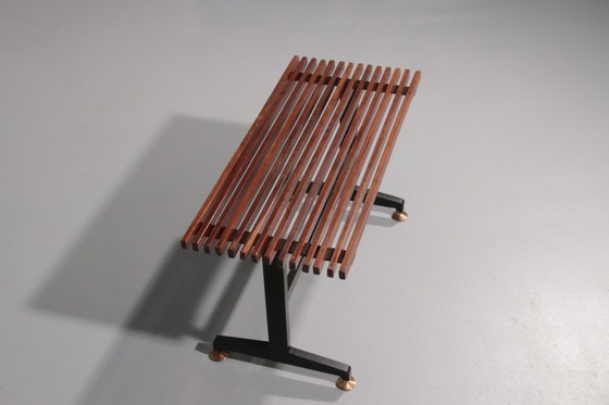 Image 1 of Panca italiana di metà secolo, anni '60, con struttura in metallo nero e doghe in teak massello