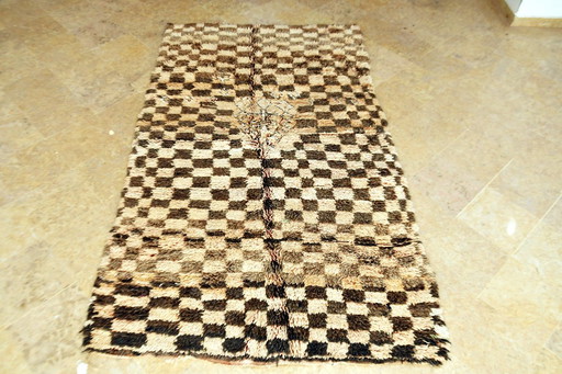 Tapis Zemmour vintage à carreaux. À la fois audacieux et intemporel, ce tapis Zemmour vintage arbore un motif à carreaux saisiss