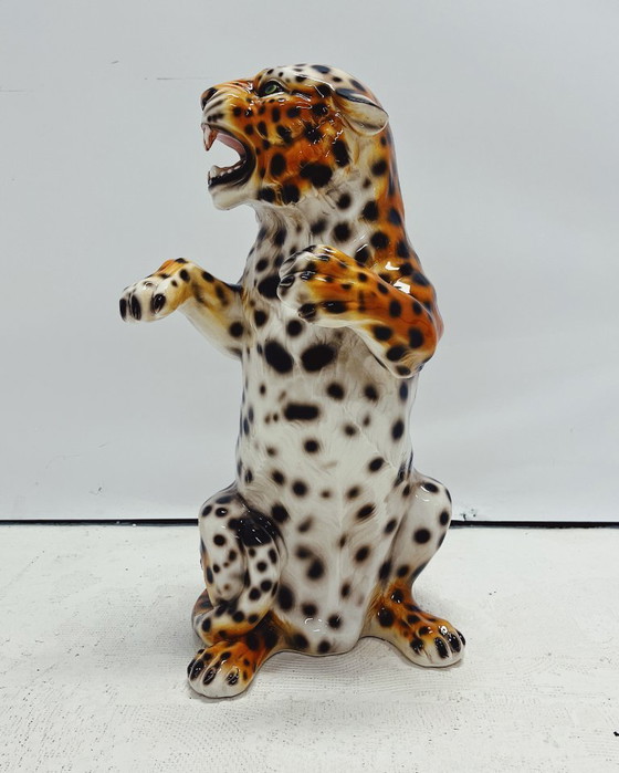 Image 1 of Leopardo in piedi in ceramica