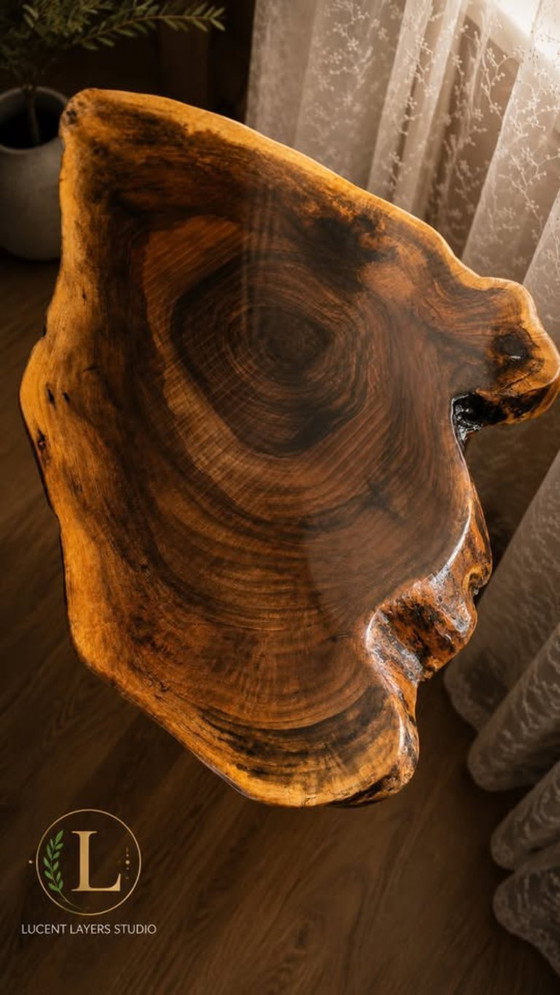 Image 1 of Table basse en noyer massif à bords naturels – Finition résine époxy transparente