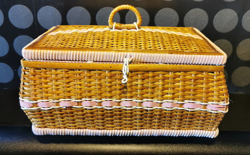 Lovely Vintage Wicker Sewing Basket With Contents (W33cm/H17cm/D23cm)