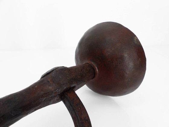 Image 1 of Een paar driepootkandelaars van smeedijzer, neogotische stijl, Frans vakmanschap, begin 20e eeuw.