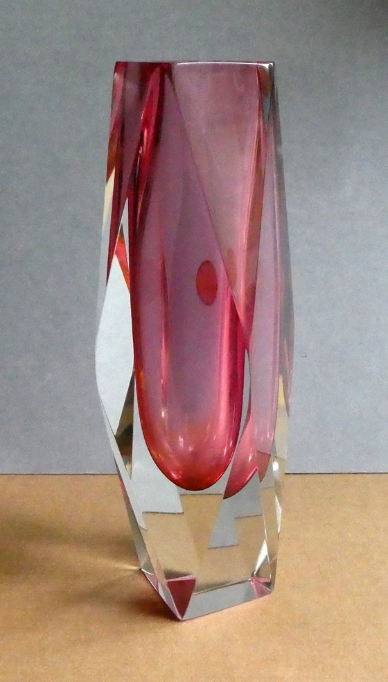 Image 1 of Vase aus Murano Glas, Überfangglas, facettiert geschliffen, mit Label, Italien 1960er