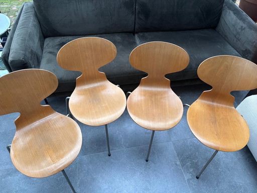 Ensemble extrêmement rare de 4 chaises de salle à manger Fritz Hansen à 3 pieds, design vintage