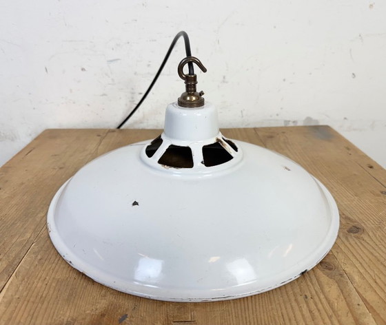 Image 1 of Industriële witte geëmailleerde fabriekshanglamp, jaren 60