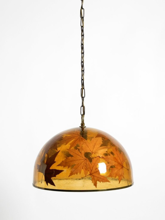 Image 1 of Rara e grande lampada a sospensione italiana degli anni '70 in resina con foglie d'acero incorporate.
