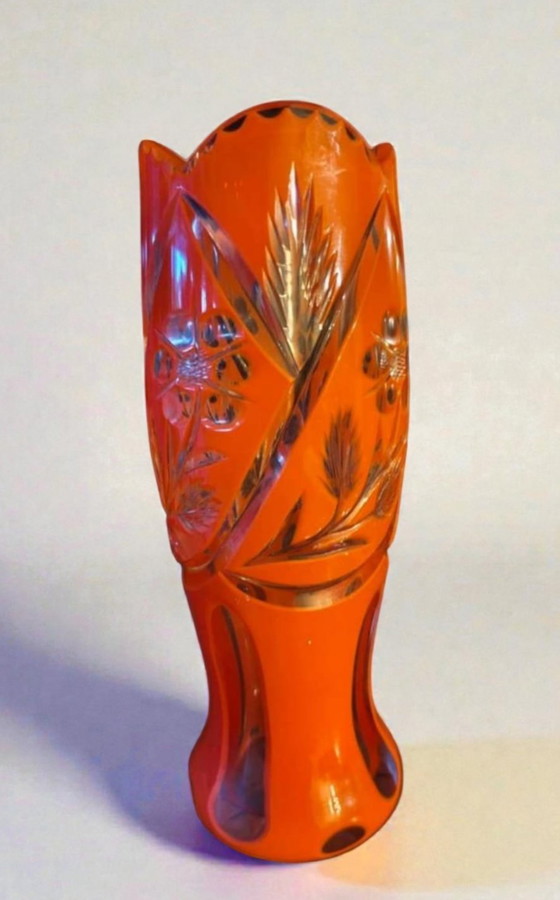 Image 1 of Böhmische Überfangglas-Vase um 1900 – geschliffenes Bleikristall en naranja-rojo (21,5 cm)