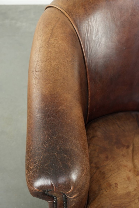 Image 1 of Stoere en begeerlijke vintage schapenleren clubfauteuil met een mooi patina en warme kleuren
