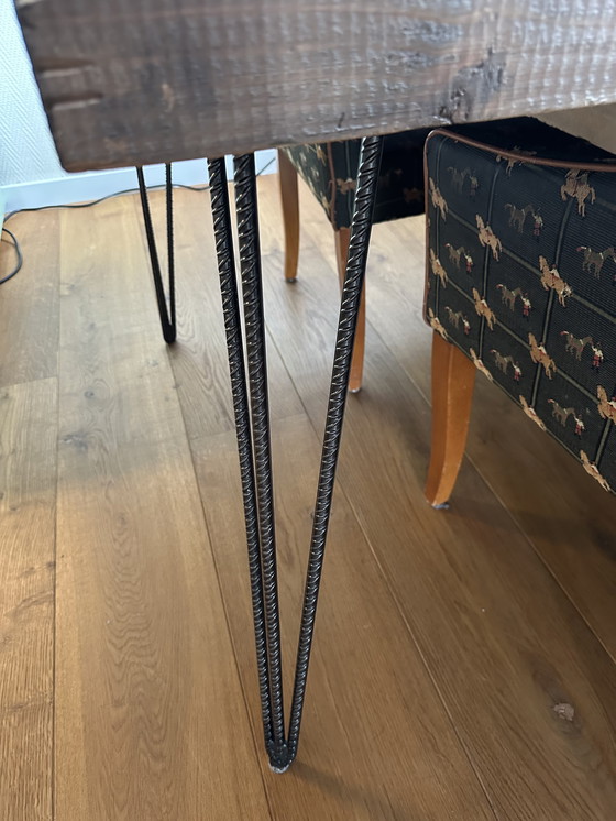 Image 1 of Robuster Esstisch aus Holz mit Stahlfüßen – Maßanfertigung