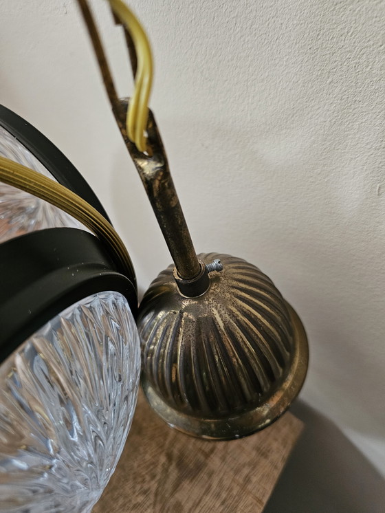 Image 1 of Lampada a sospensione vintage in ottone e nero con 4 paralumi in vetro
