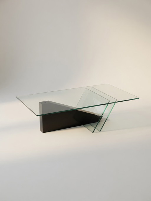 italiaanse Jaren 80 postmoderne salontafel met een zwarte houten basis en een glazen blad.